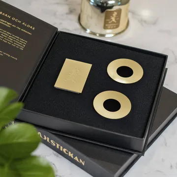Solstickan juhlaboxi - 1 kpl tulitikkuaski, 2 kpl kynttilämansettia, messinkiä - Solstickan Design