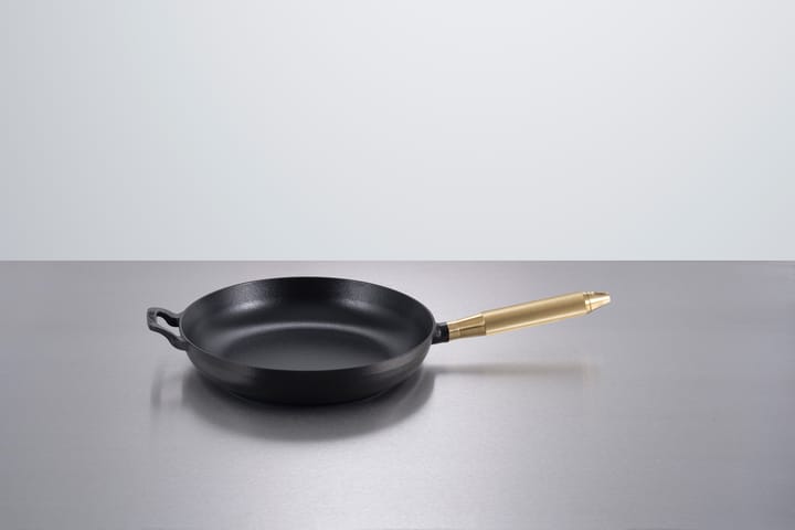 Buster & Punch valurautapannu musta Ø28 cm, Messinkikahva STAUB