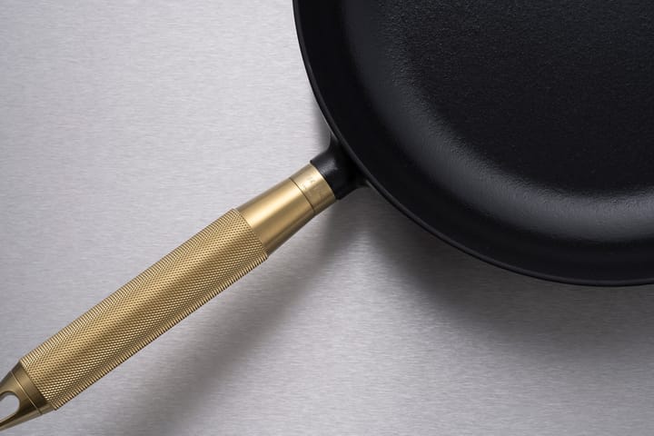 Buster & Punch valurautapannu musta Ø28 cm, Messinkikahva STAUB
