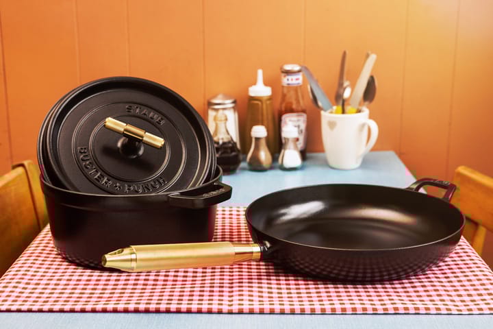 Buster & Punch valurautapannu musta Ø28 cm, Messinkikahva STAUB