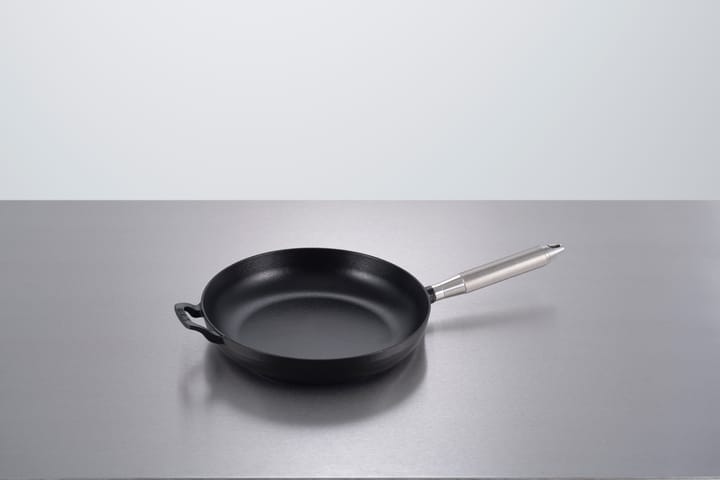 Buster & Punch valurautapannu musta Ø28 cm, Teräskahva STAUB