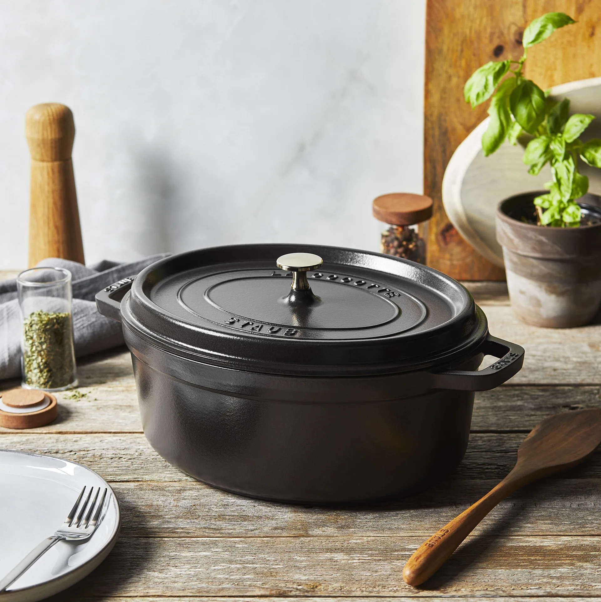 Staub La Cocotte ovaali pata valurauta 2,35 L, Musta STAUB