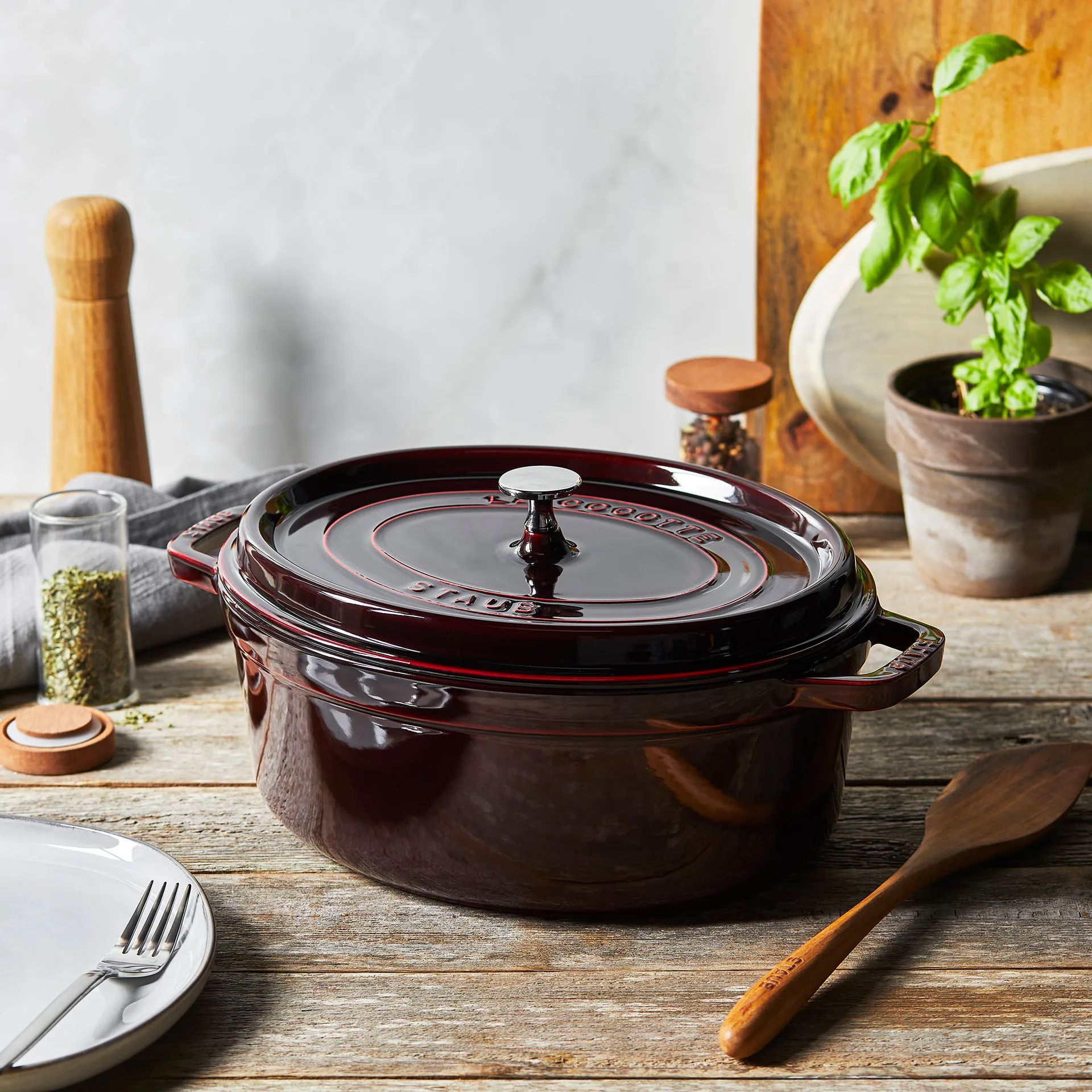 Staub La Cocotte ovaali pata valurauta 5,5 L, Grenadiininpunainen STAUB
