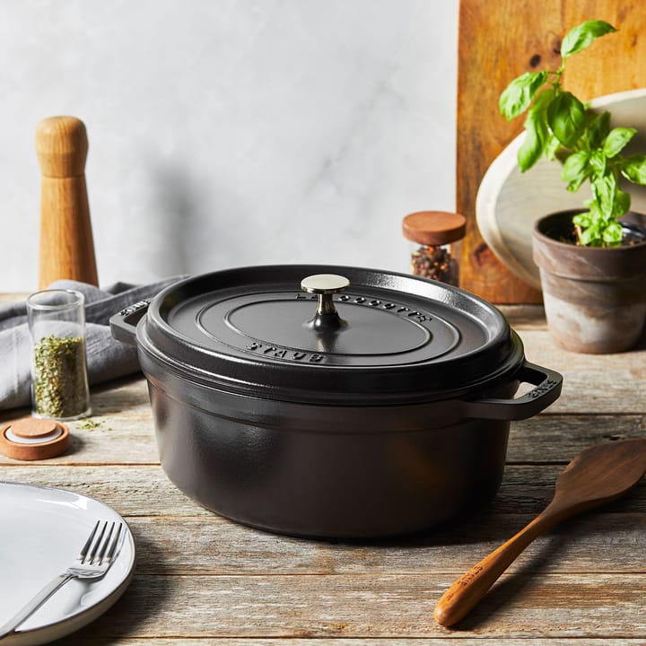 Staub ovaali pata valurautaa, 4,2 l, musta STAUB