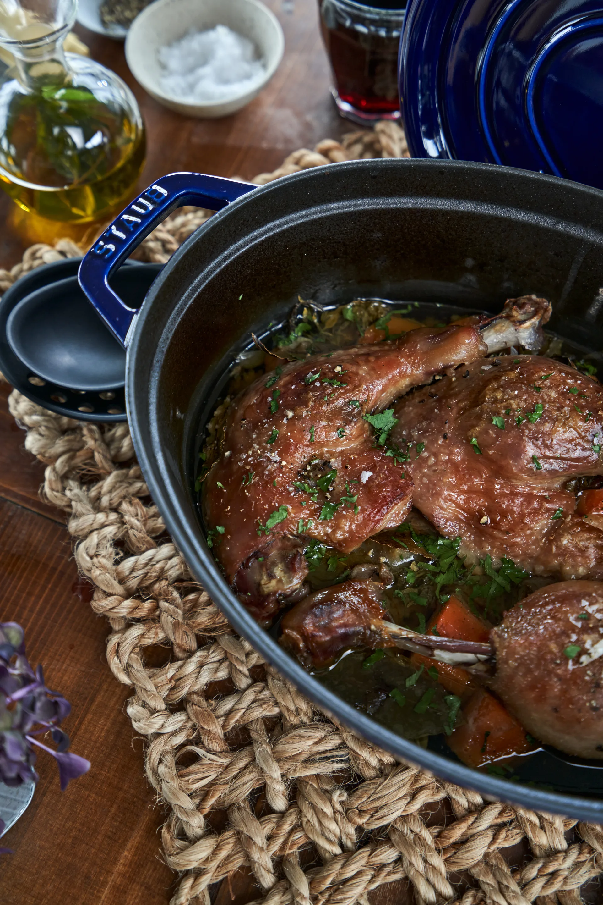 Staub ovaali pata valurautaa, kolmikerroksinen emali, 4,2 l, tummansininen STAUB