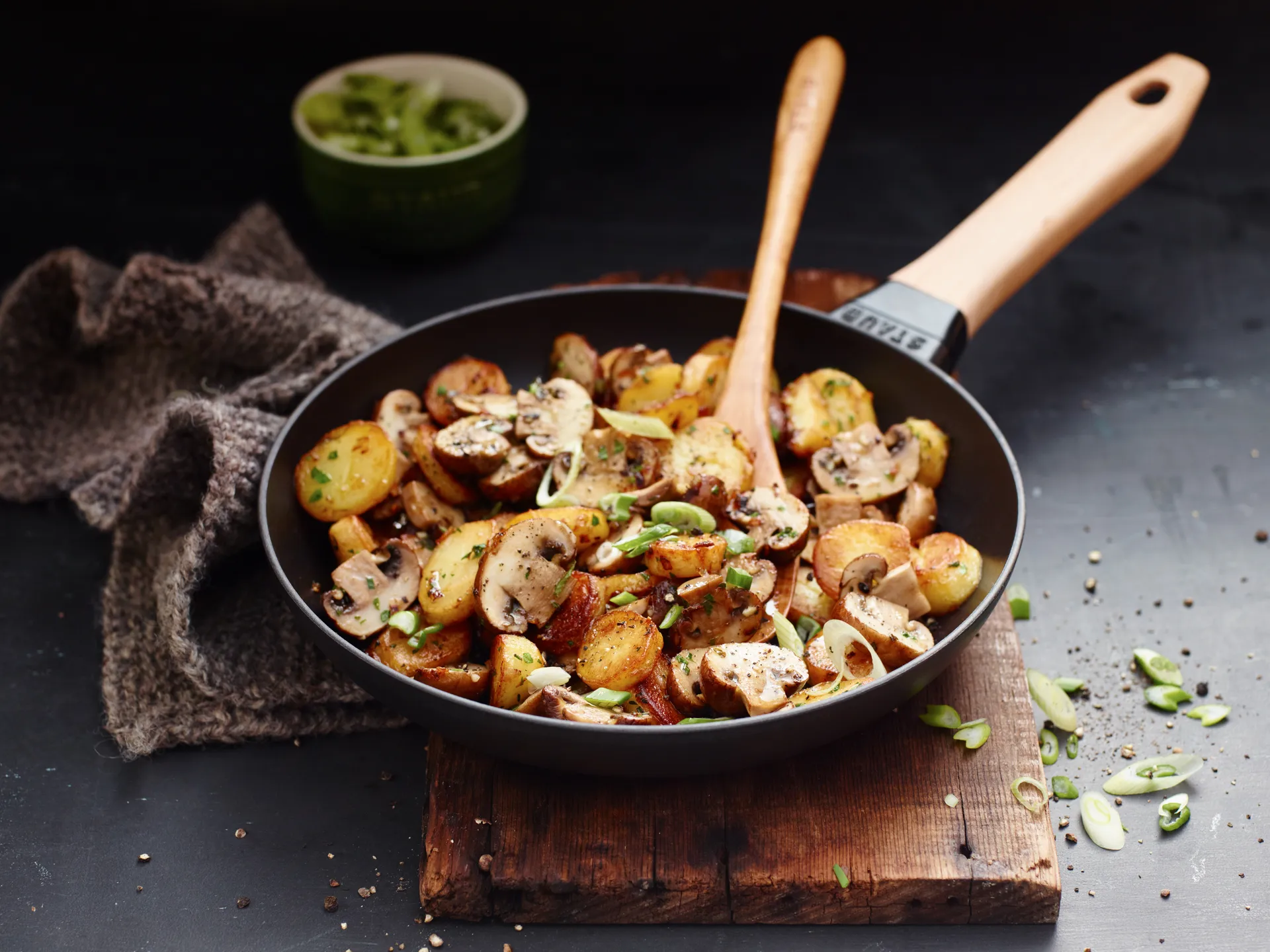 Staub paistinpannu valurauta musta vaalea puukahva., Ø24 cm STAUB