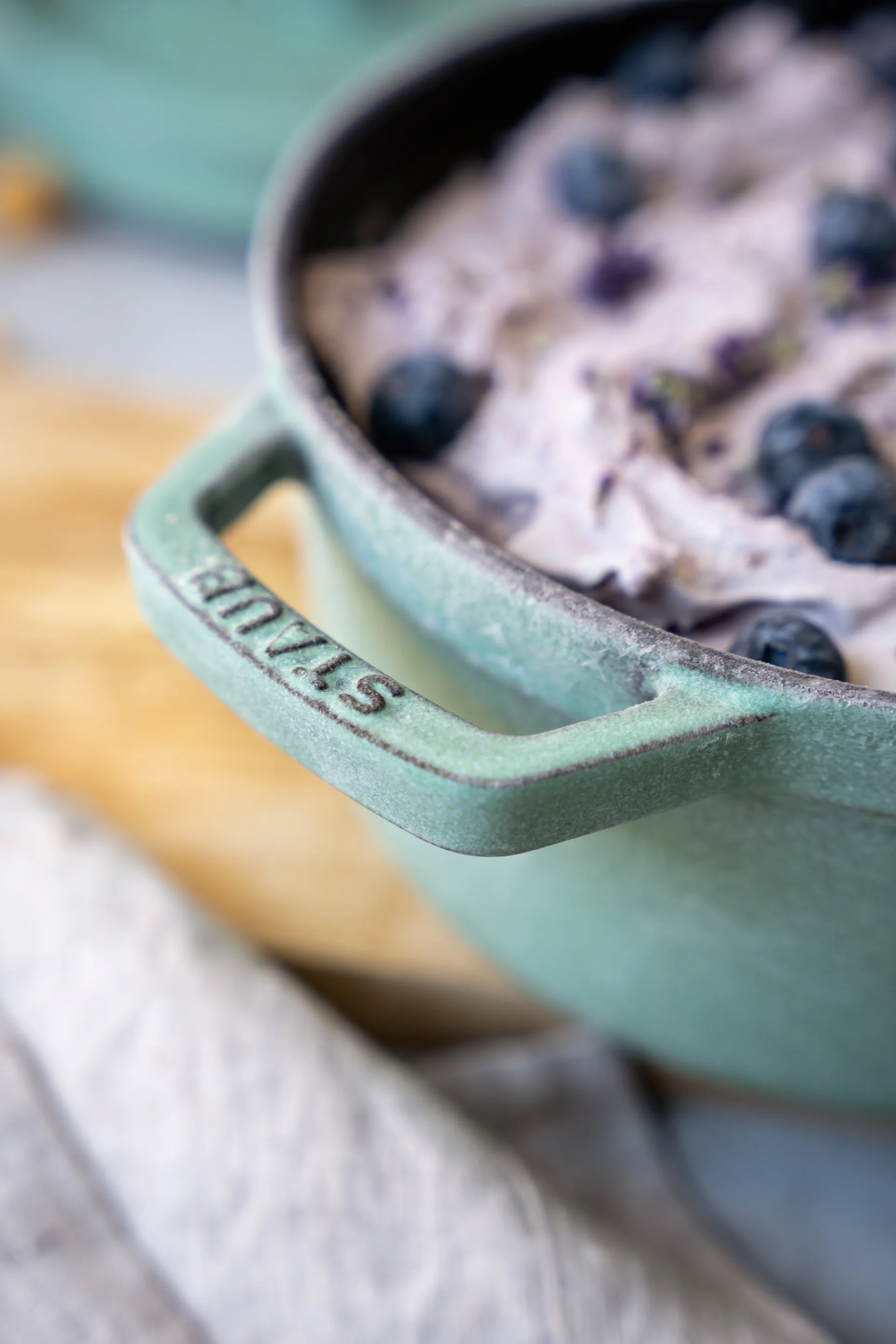 Staub pyöreä pata valurautaa, 3,8 l, Salvia STAUB