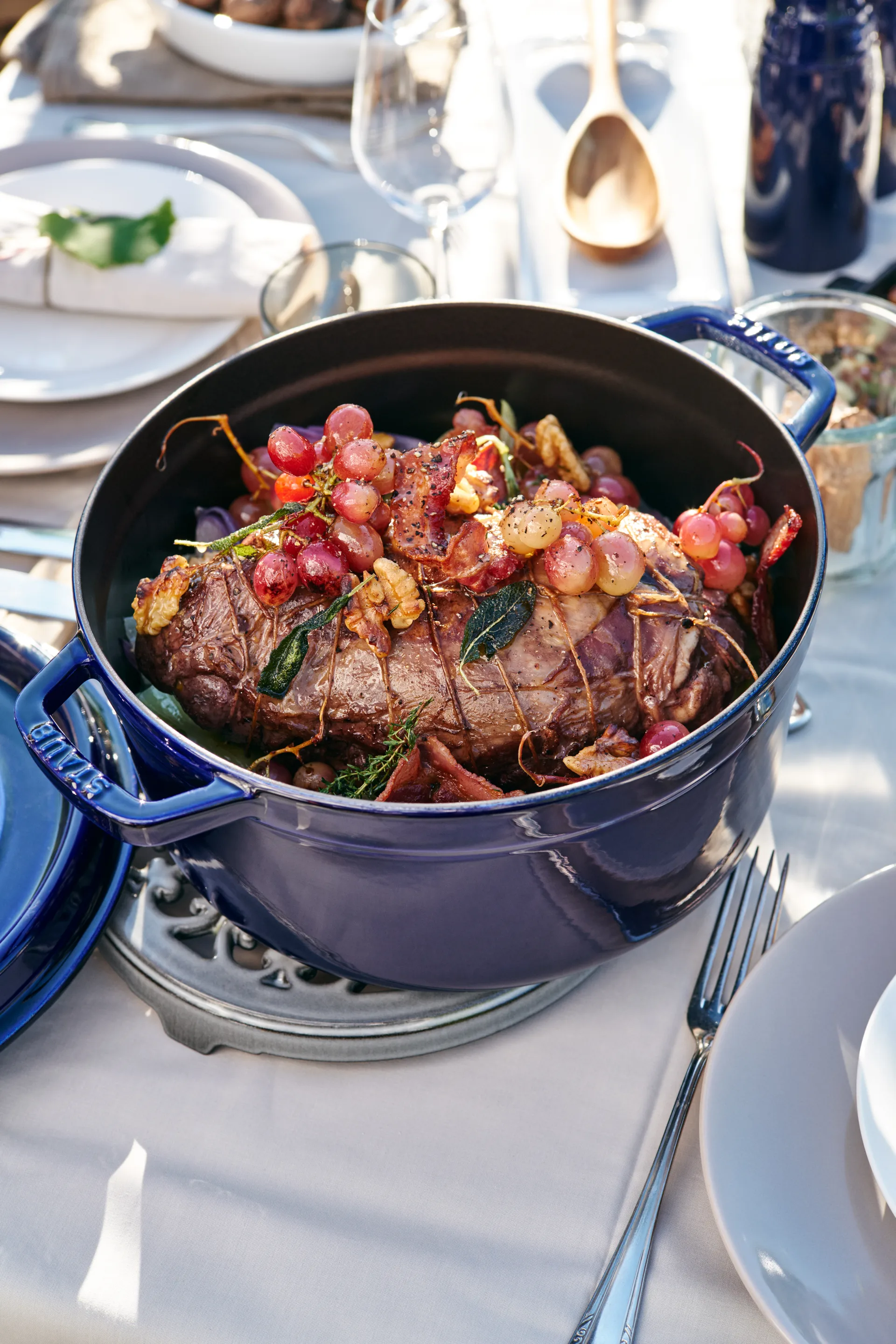 Staub pyöreä pata valurautaa, kolmikerroksinen emali, 5,2 l, tummansininen STAUB