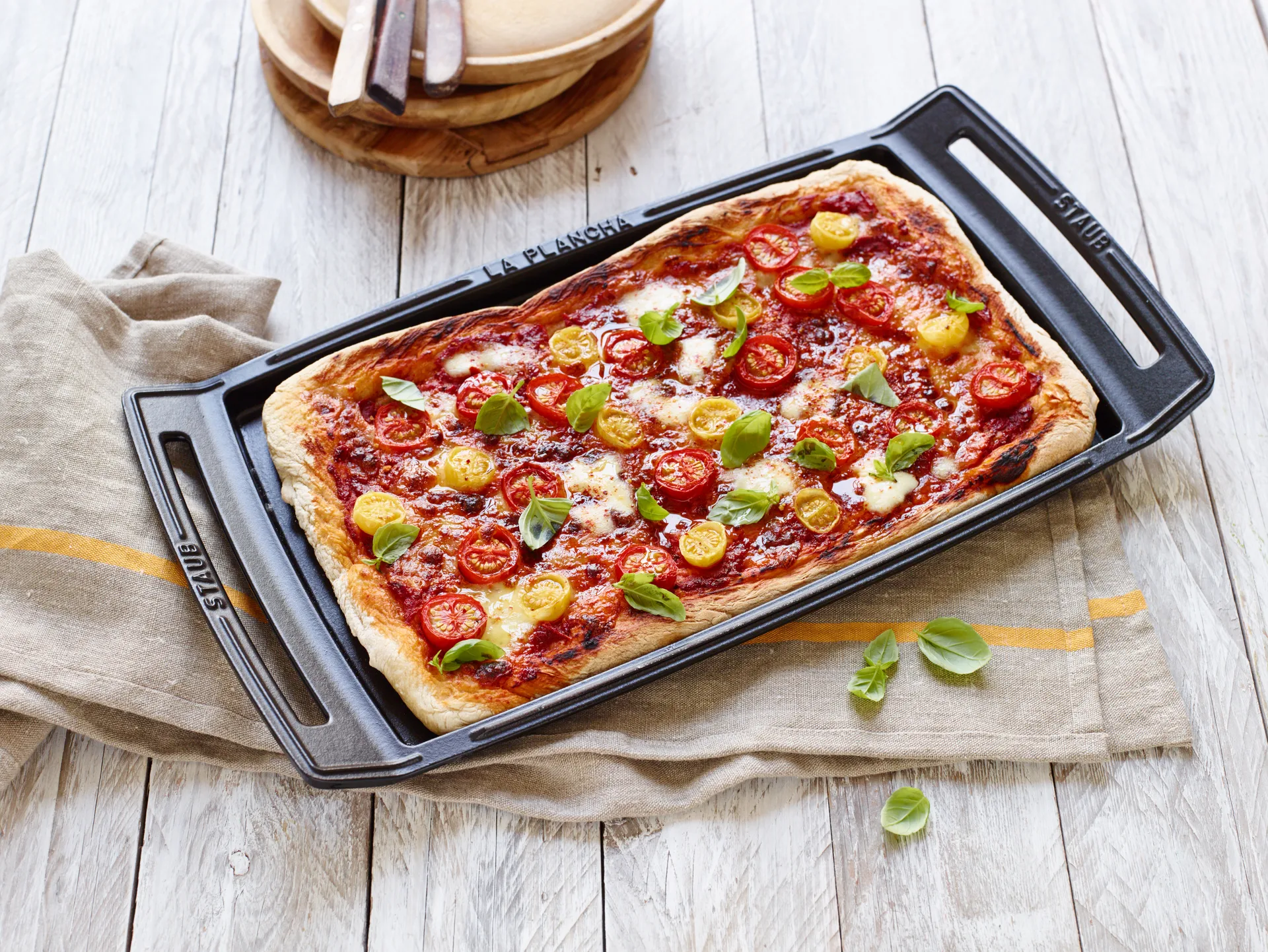 Staub Teppanyaki paistolevy kahvalla 38x25 cm, Musta STAUB