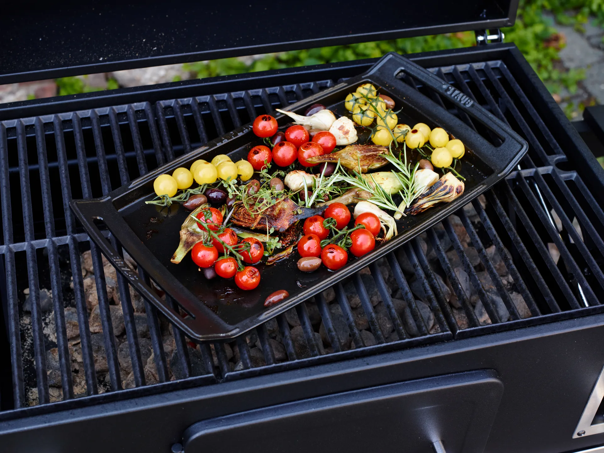 Staub Teppanyaki paistolevy kahvalla 38x25 cm, Musta STAUB