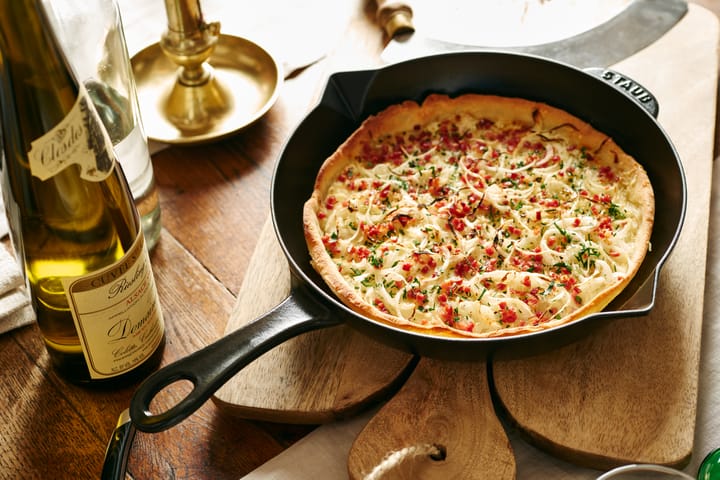 Staub valurautapannu kaatonokalla Ø26 cm, Musta STAUB