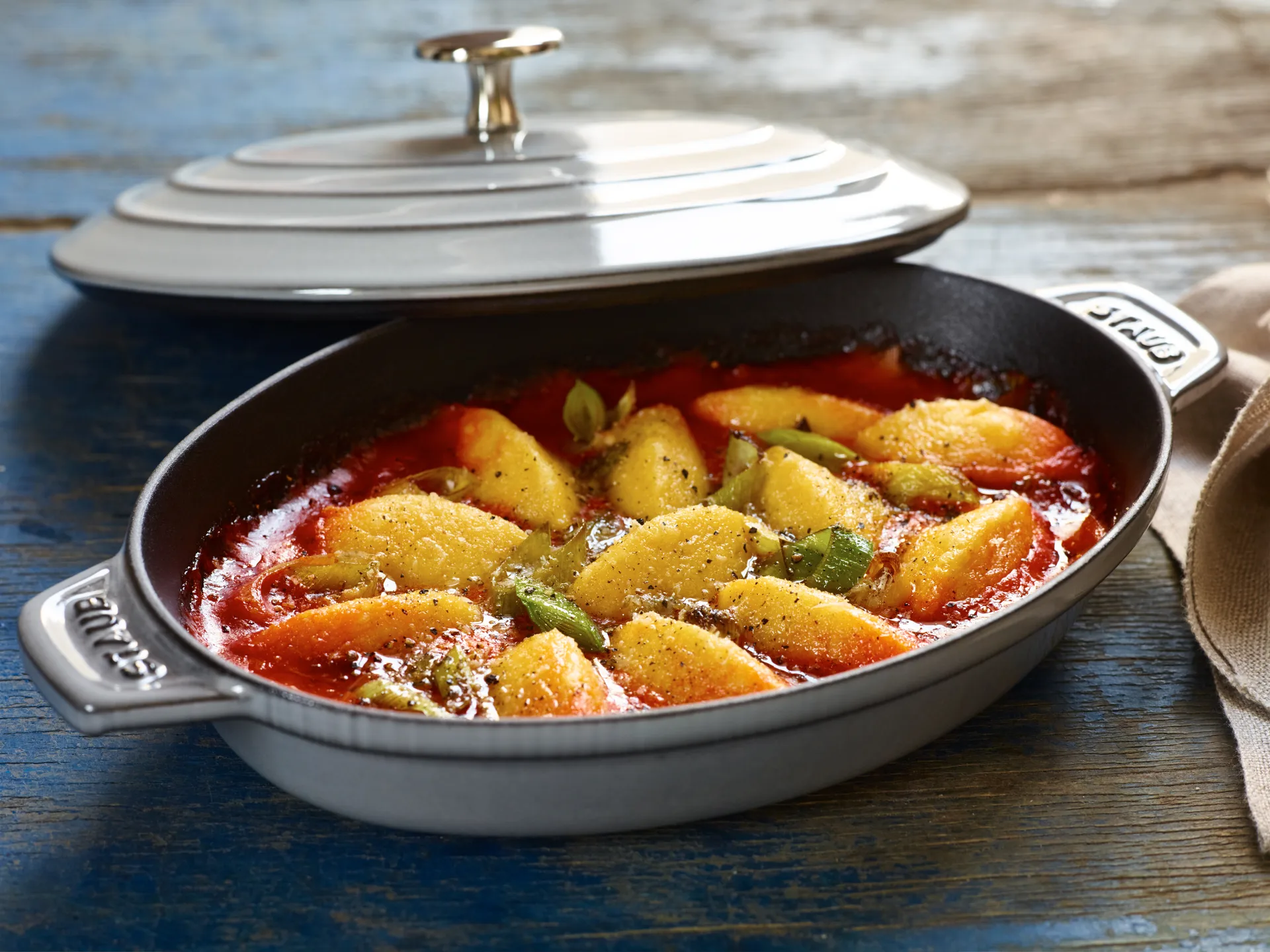 Staub valurautapata kannella ovaali 23 cm., Grafiitinharmaa STAUB