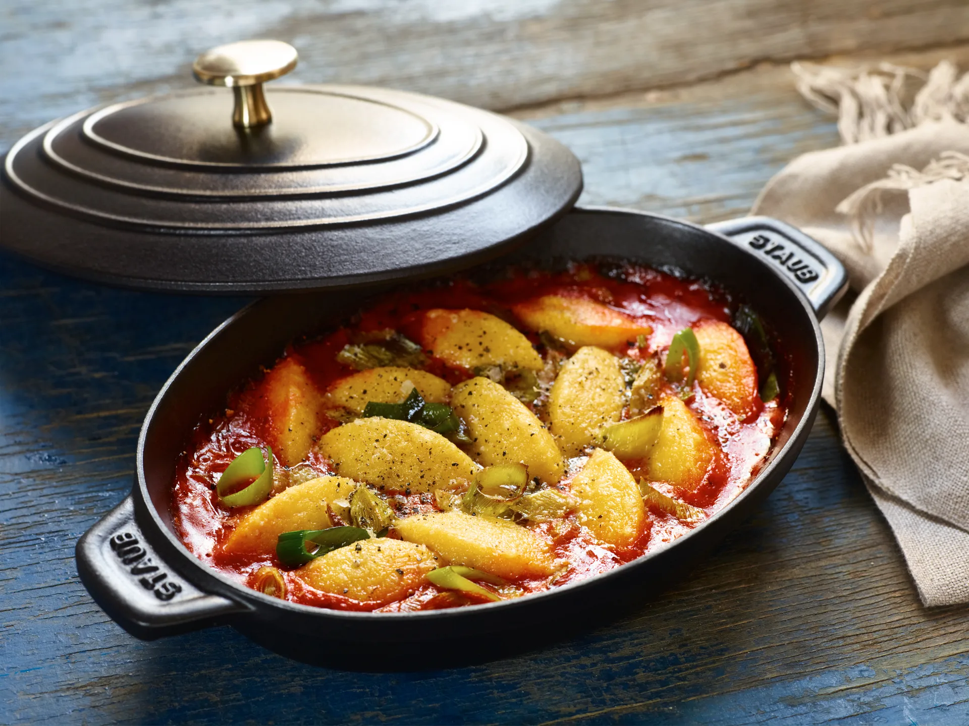 Staub valurautapata kannella ovaali 23 cm., Musta STAUB
