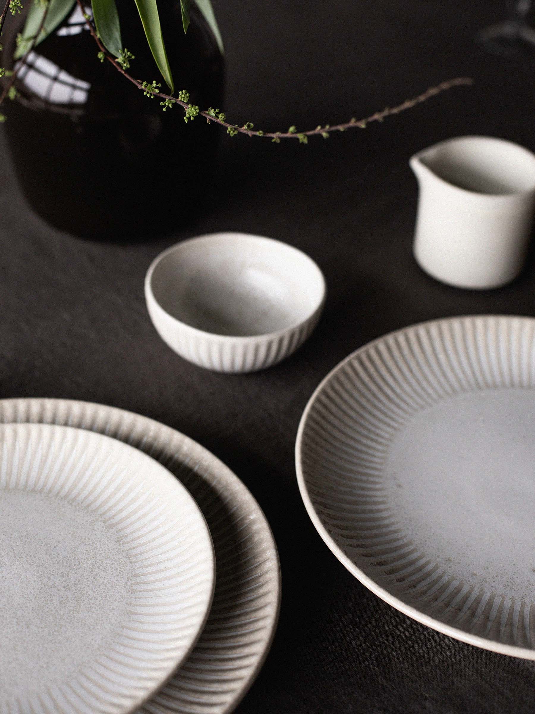 Granada lautanen Ø26,5 cm, Cremevit-beige Tell Me More