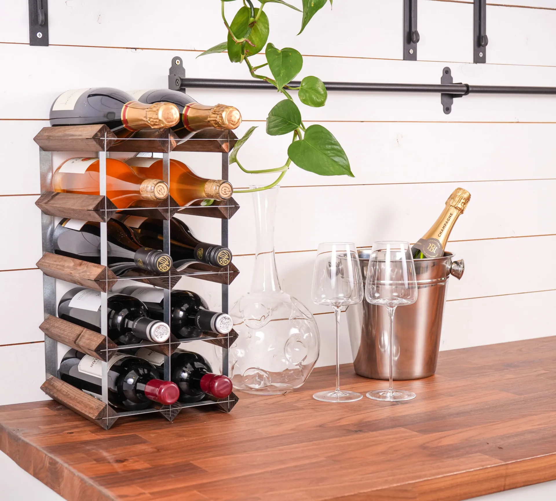 The Swedish Wine Rack Factory viiniteline koottuna, 12 pulloa tumma mänty The Swedish Wine Rack Factory