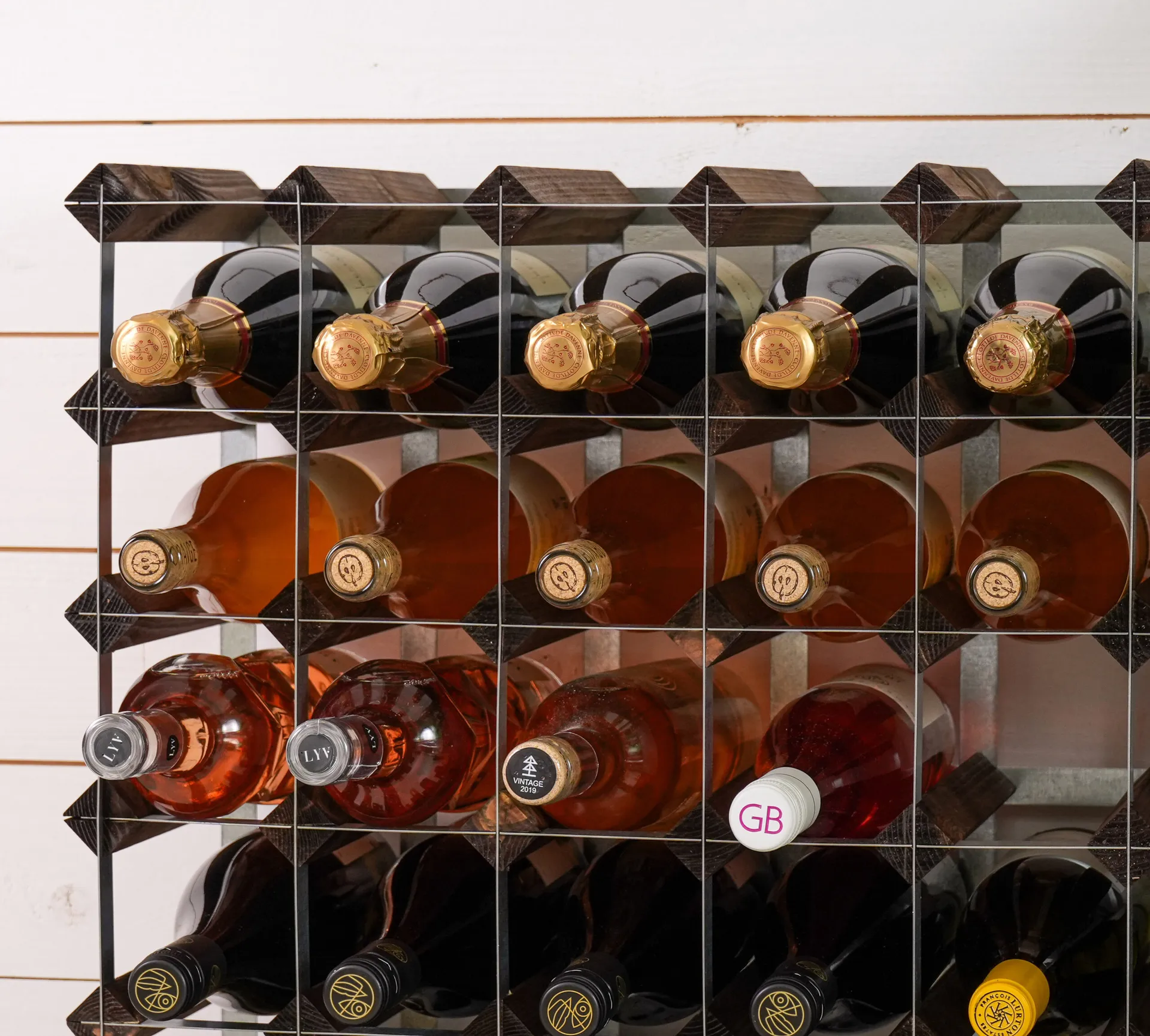 The Swedish Wine Rack Factory viiniteline koottuna, 16 pulloa tumma mänty The Swedish Wine Rack Factory