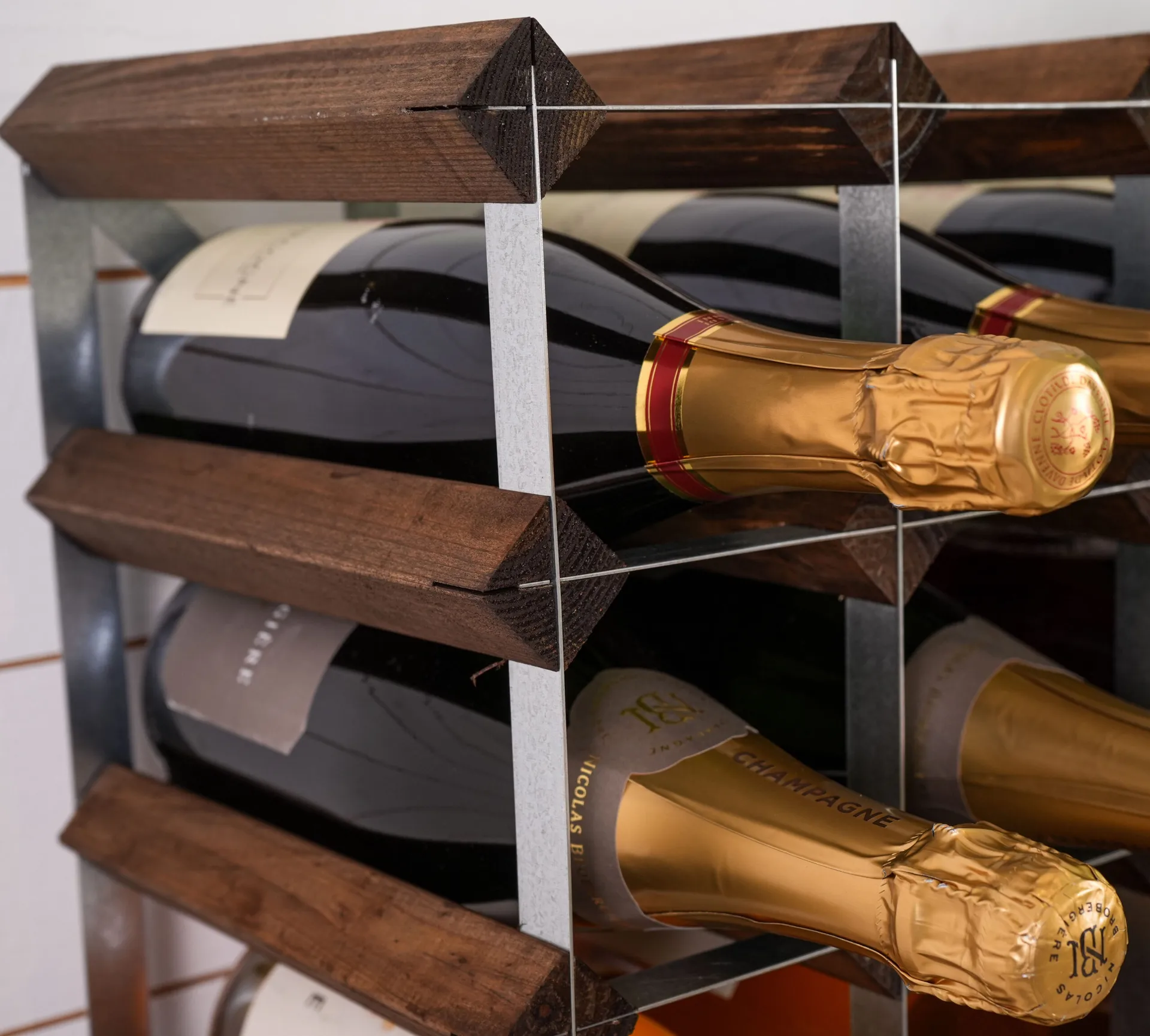 The Swedish Wine Rack Factory viiniteline koottuna, 9 pulloa tumma mänty The Swedish Wine Rack Factory