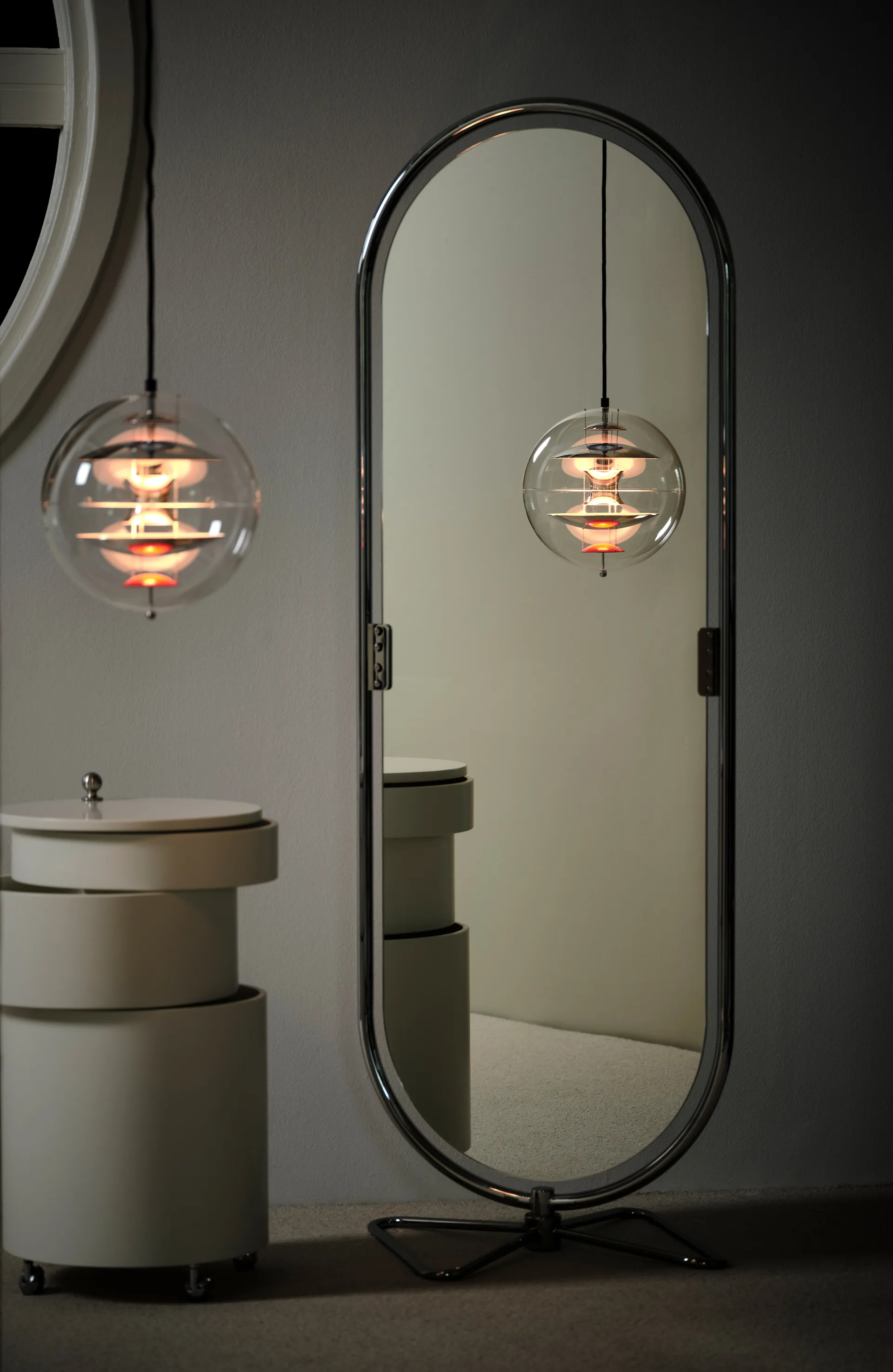 VP Globe -kattovalaisin Ø 28 cm, Chrome-red-blue Verpan