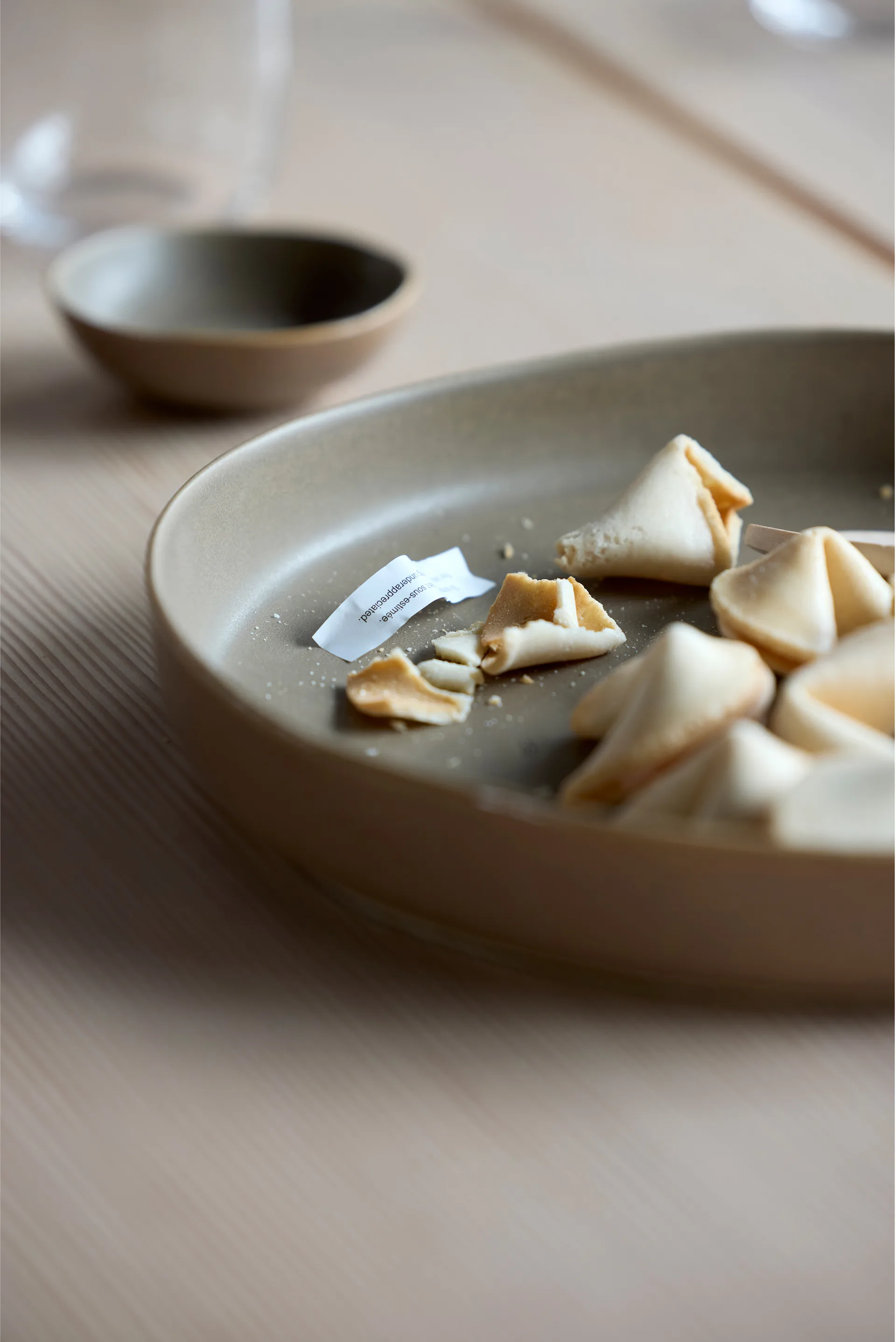 Shoku tarjoiluastia Ø28 cm, Warm brown Villa Collection