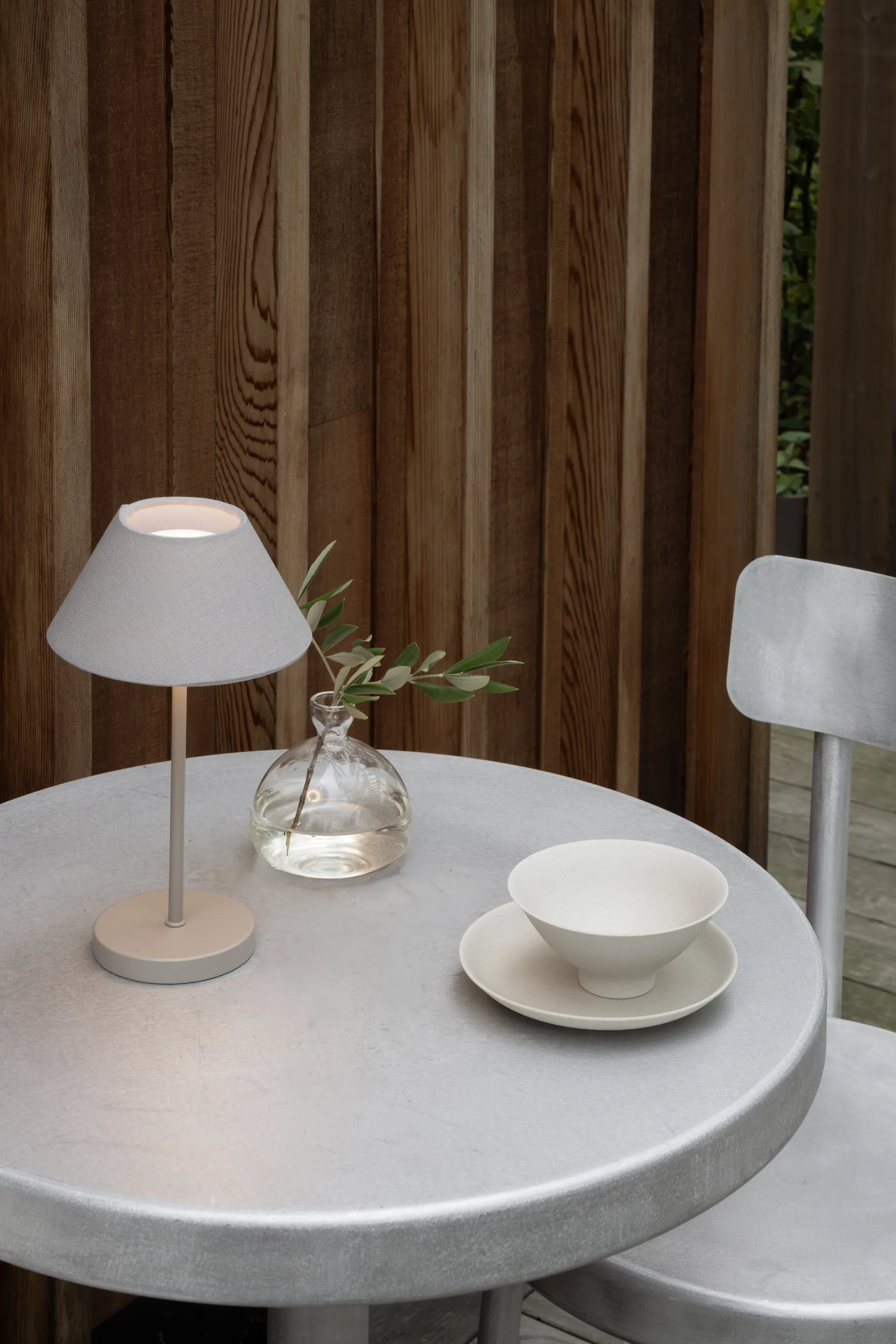 Teya pöytälamppu kannettava, Warm grey, Ø15x26 cm Watt & Veke