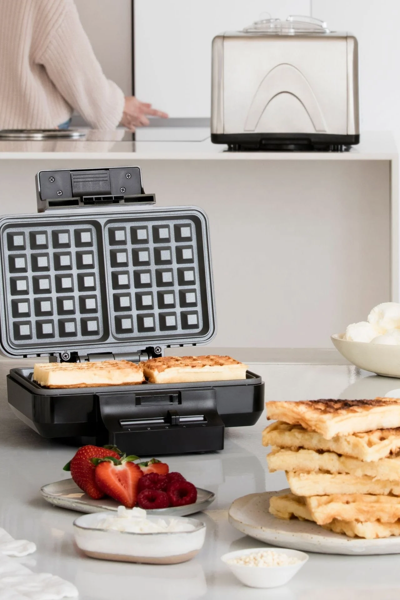 Tällainen Wilfan belgialainen vohvelirauta on keittiön välttämätön apulainen, joka valmistaa herkullisia vohveleita, joten se on täydellinen lahja kaikille.