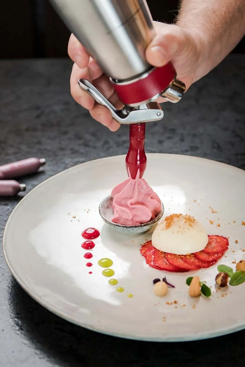 Kermavaahtosifoni on täydellinen kastikkeiden vaahdotukseen tai, kuten tässä, jälkiruokien täydellisen konsistenssin aikaansaamiseen. Anna siis Isi-kermavaahtosifoni lahjaksi harrastuskokille tai jälkiruokien ystävälle.