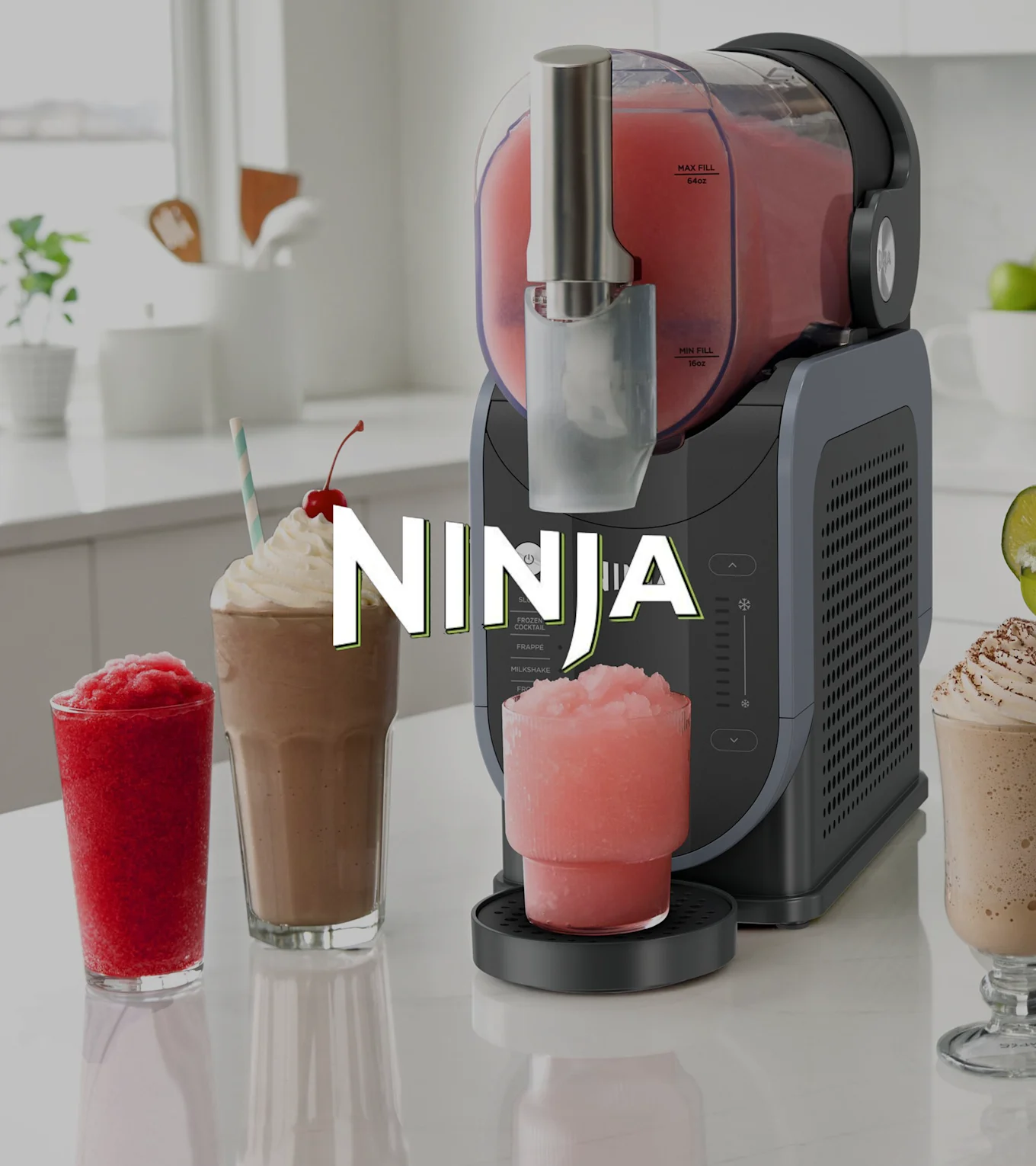 Ninja-pakastettujen juomien valmistaja, jota ympäröi laseja punaisella jäämurskalla, suklaapirtelöllä ja vaaleanpunaisilla jääjuomilla keittiön työtasolla.