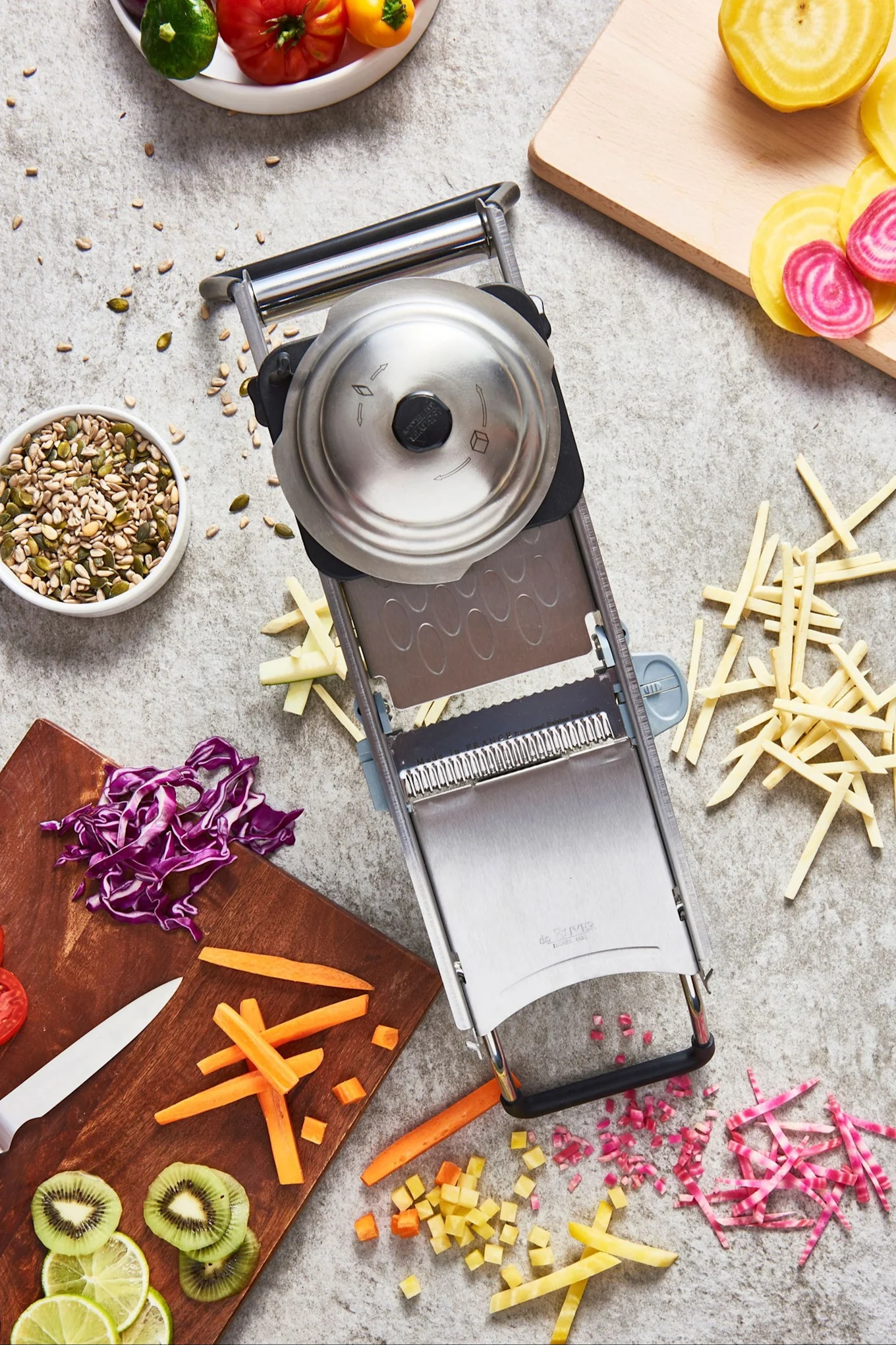 Laadukas raastin voi helpottaa huomattavasti keittiötöitä, mikä tekee siitä erinomaisen lahjaidean harrastuskokkeille. Anna siis lahjaksi De Buyer Revolution -mandoliini, jolla hedelmät ja vihannekset voidaan helposti leikata eri muotoisiksi.