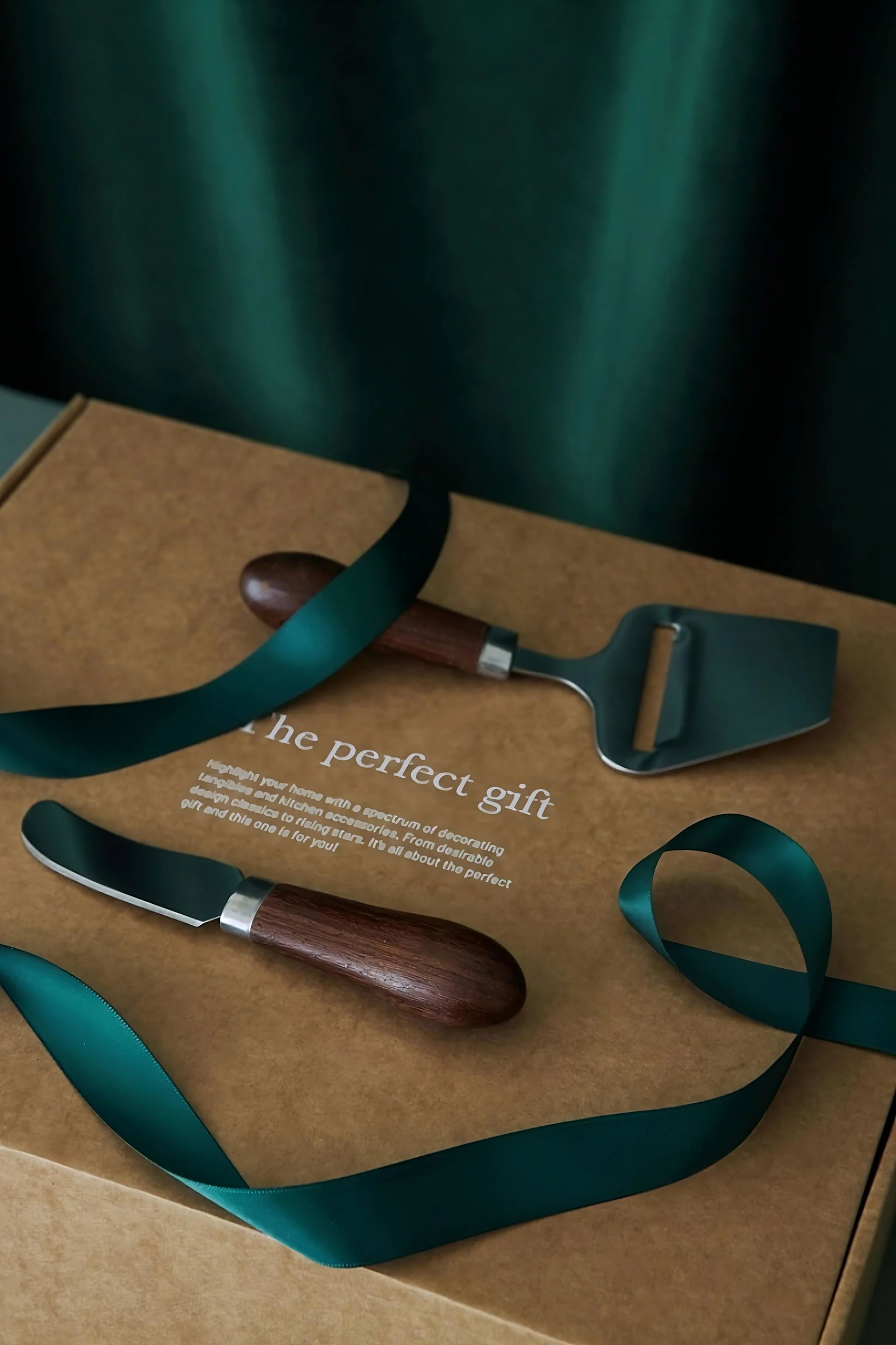 Juustohöylä ja voiveitsi ovat hieno lahja harrastuskokille.