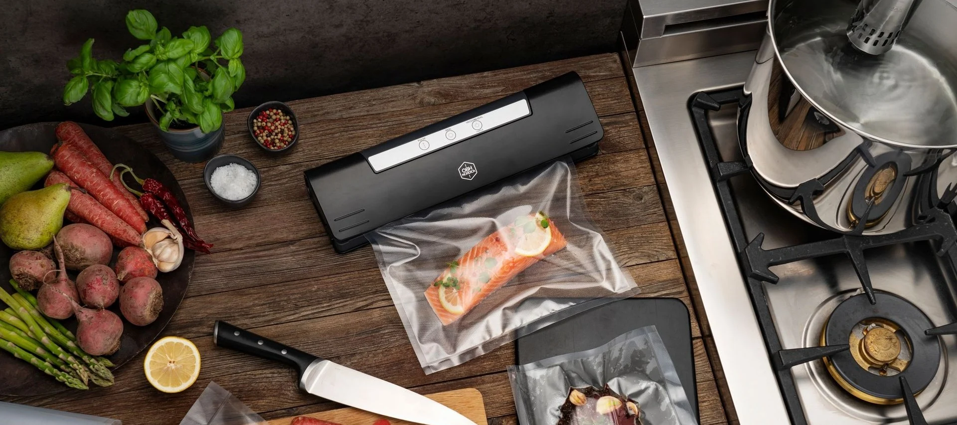 Hobbykokkeille sopiva lahja on tyhjiöpakkauslaite, joka paitsi pidentää elintarvikkeiden säilyvyyttä myös on kätevä sous-vide-ruoanlaittoon.