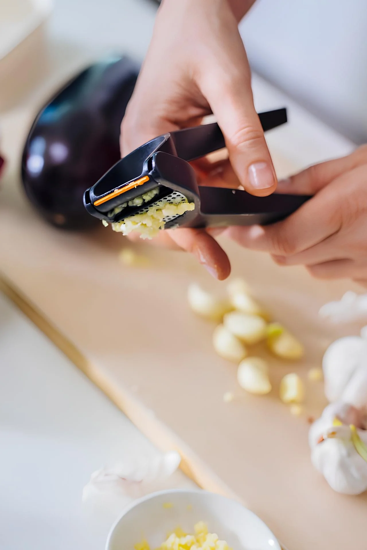 Hyvä valkosipulinpuristin on tärkeä jokaiselle harrastelijakokille, ja Fiskarsin tukevalla Functional Form -valkosipulinpuristimella et voi mennä vikaan.