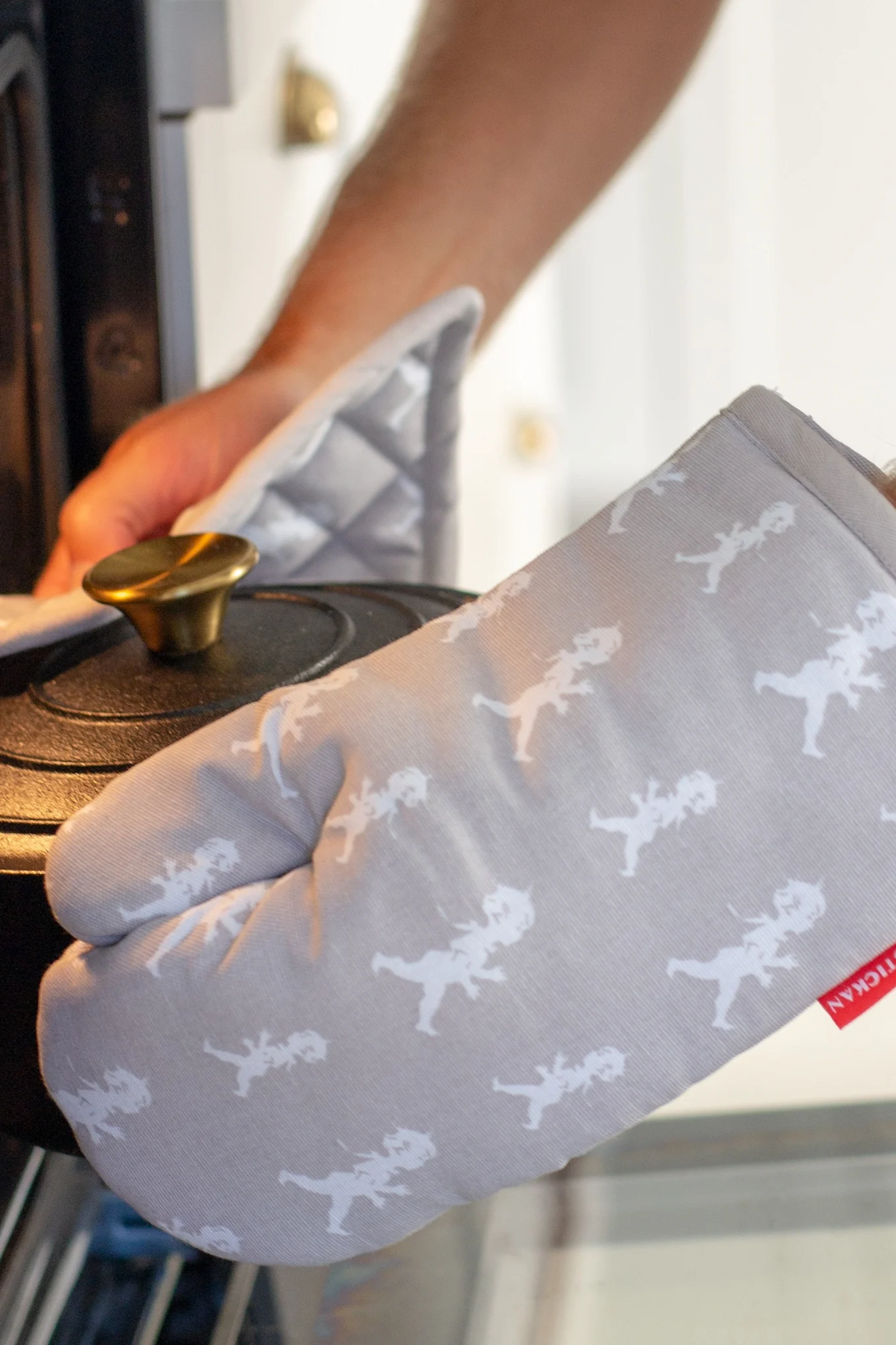 Vaikka ne ovatkin välttämättömiä, kukaan ei mielellään kuluta rahaa uunikintaisiin. Tee siis palvelus rakkaalle harrastuskokillesi ja lahjoita hänelle nämä tyylikkäät uunikintaat Solstickanilta.