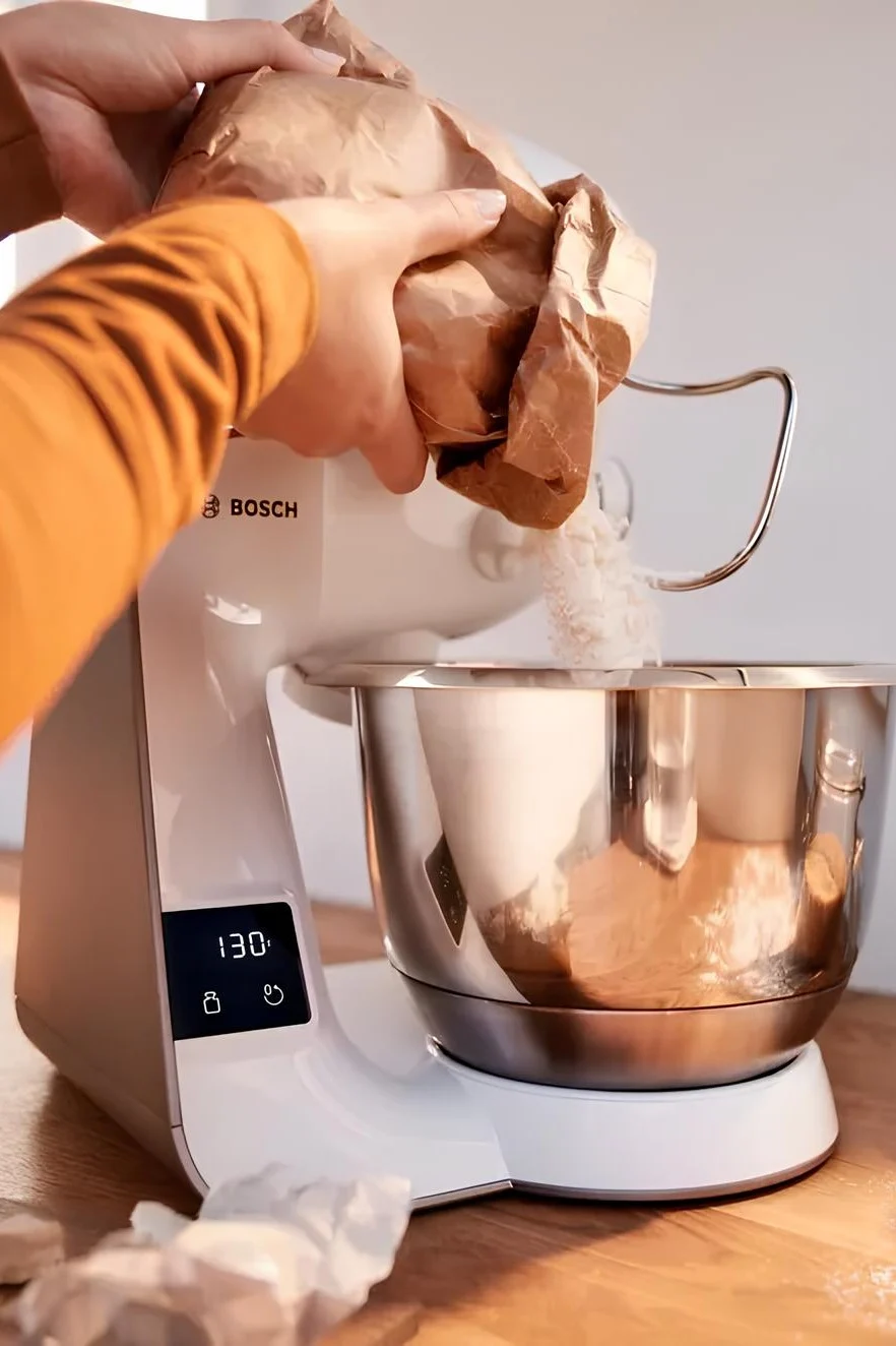 Keittiökone on monipuolinen ja suuri apu ruoanlaitossa ja leivonnassa. Lahjoita Bosch-keittiökone, joka sisältää runsaasti lisävarusteita, kuten smoothiemixerin tai lihamyllyn.