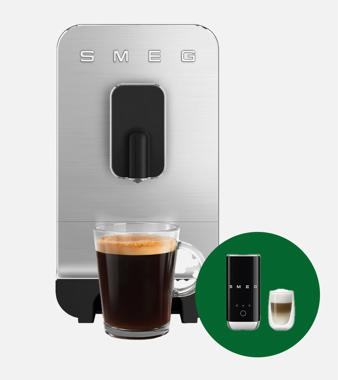 Hopeinen kahvinkeitin annostelee kahvia lasimukiin. Musta maidonvaahdotin ja lasillinen vaahdotettua maitoa näkyvät vihreässä ympyrässä.