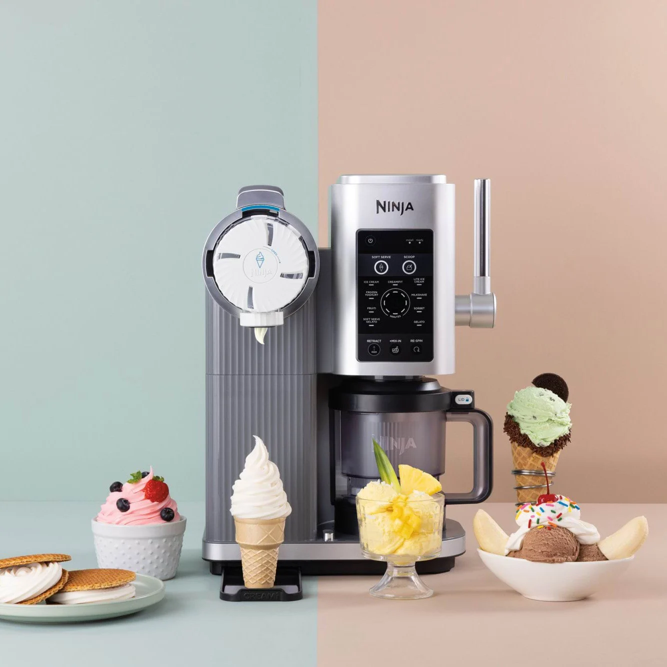 Hopeinen pehmislaite, jota ympäröivät erilaiset pakasteherkut, kuten pehmiskartiot, sundae-jäätelöt ja sorbet.