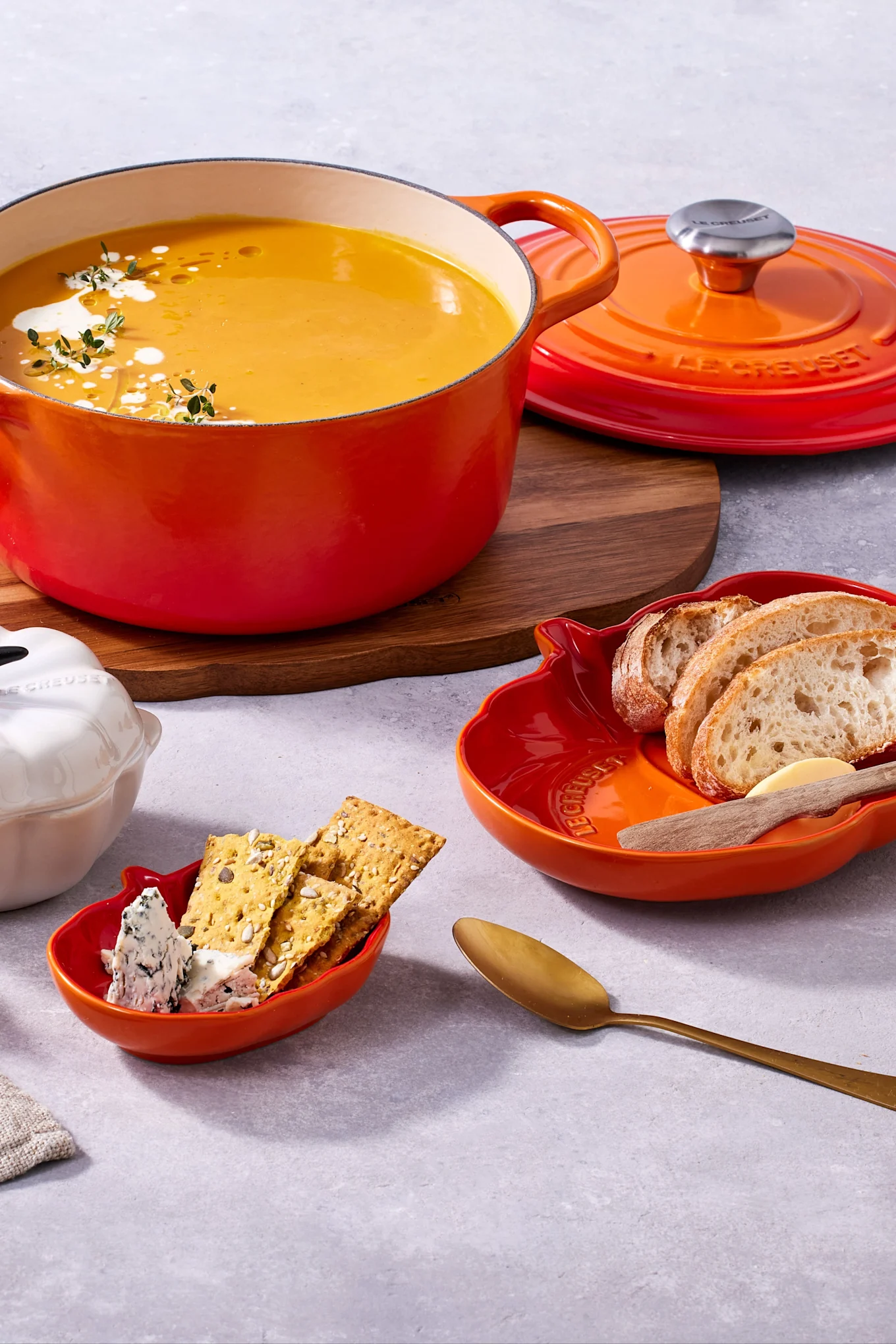 Tällainen valurautainen kattila Le Creusetin klassisessa oranssissa värissä ei ole vain täydellinen kurpitsakeittoon, vaan se on uskollinen kumppani keittiössä ympäri vuoden.