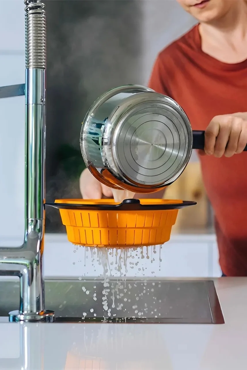 Olipa kyseessä sitten salaatin huuhtelu, veden kaataminen tai höyrykeittimen käyttö kattilassa – Fiskarsin Functional Form -siivilä on monipuolinen ja sopii erinomaisesti lahjaksi harrastelijakokeille.