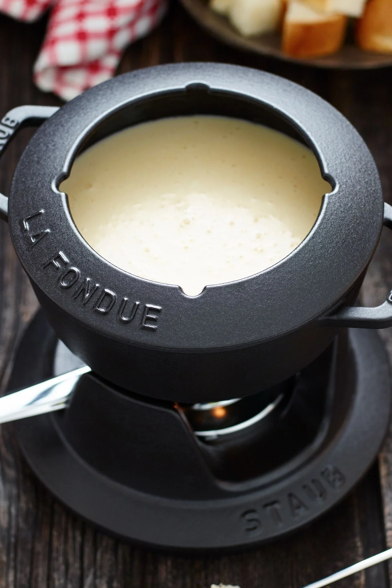 Fonduesetti on lahja, joka kokoaa perheen ja ystävät yhteen. Paistatpa sitten lihaa öljyssä, kastatpa vihanneksia juustoon tai hedelmiä sulatettuun suklaaseen – Staubin fonduesetti lahjana johtaa lähes automaattisesti kutsuun yhteiseen iltaan.