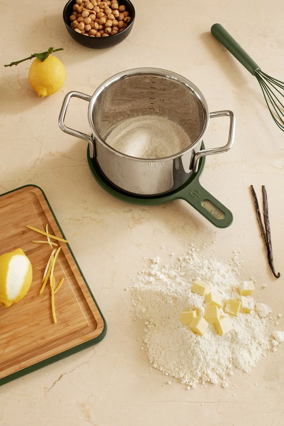 Ainesosien tarkka mittaaminen voi joskus ratkaista ruoanlaitto- tai leivontatuloksen onnistumisen. Eva Solo Green Tool -keittiövaa'alla on se etu, että voit asettaa kattilan tai kulhon tarkasti ja vakaasti vaa'alle ilman, että se liukuu.