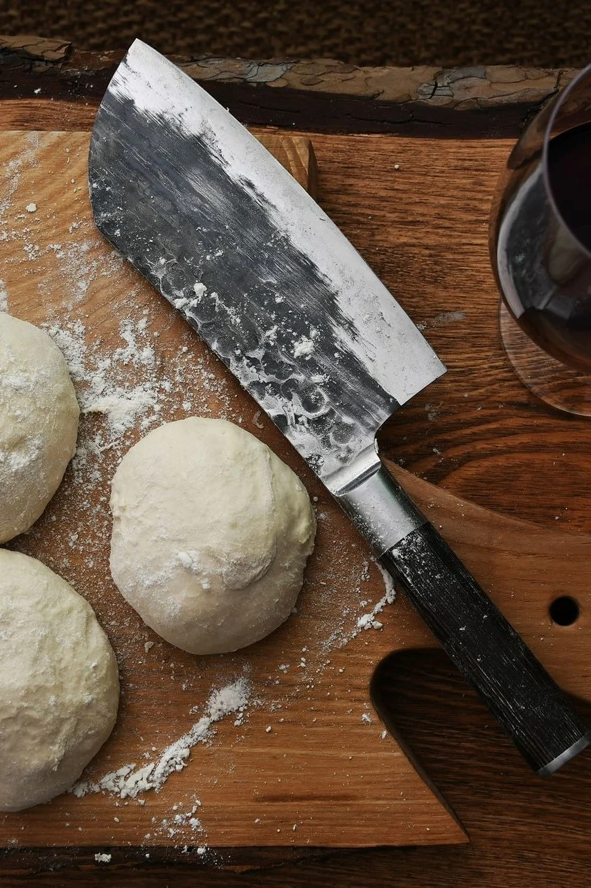 Japanilaiset veitset eivät ole vain trendikkäitä, vaan myös parhaimpia veitsiä. Sataken Kuro-veitsi on käsintehty ja erityisen terävä, ja se sopii erinomaisesti ulkokäyttöön.