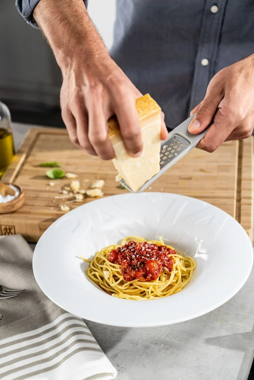 Pieni juustoraastin, kuten tämä Zwillingin malli, sopii erinomaisesti juuston raastamiseen suoraan pöydässä ja on siksi loistava lahja joulukalenteriin.