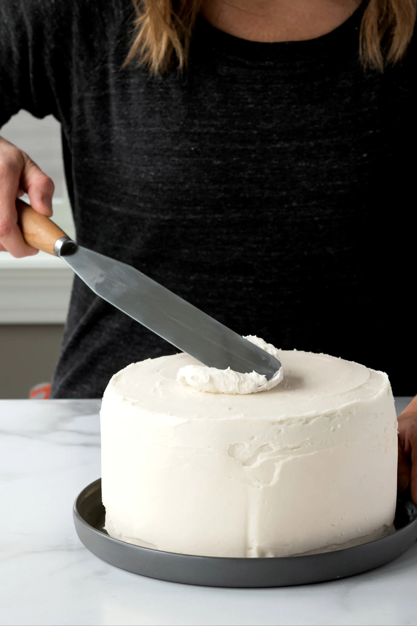 Kakkuveitsi on täydellinen lahja harrastelijakeittiömestareille ja leipureille.