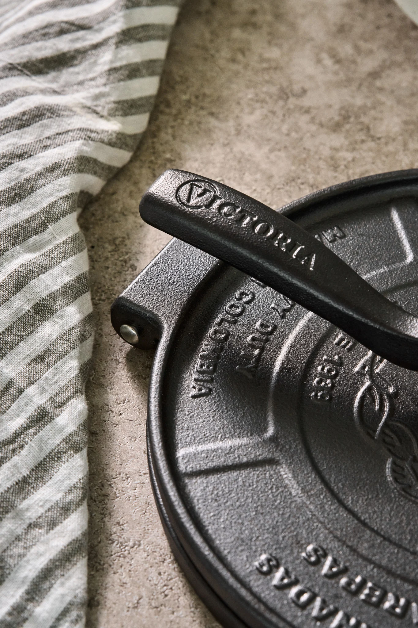 Lähikuva valurautaisen tortillaprässin kahvasta Victoriasta. 