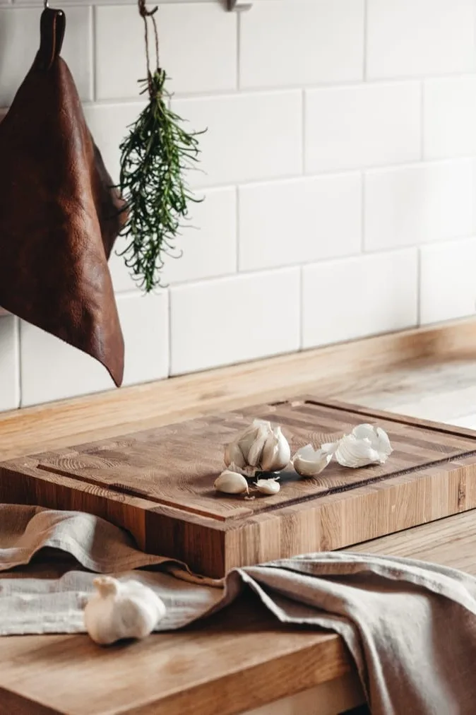 Heirolin suuri, korkealaatuinen leikkuulauta on välttämätön jokaiselle harrastelijakokille.