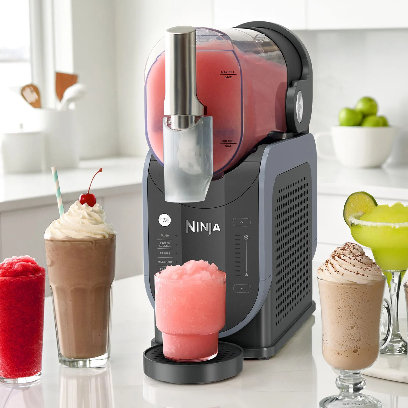 Slushie-kone annostelee vaaleanpunaista slushie-juomaa, ympärillä pirtelöitä, slushieita ja margarita.
