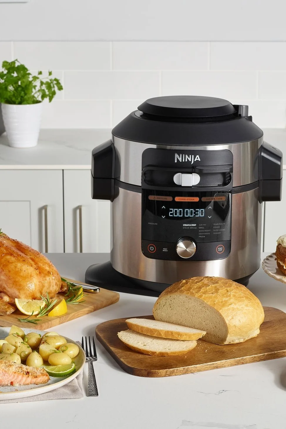 Monitoimikeitin voi valmistaa lihaa, kakkuja, vihanneksia, leipää ja paljon muuta hetkessä, mikä helpottaa huomattavasti keittiötöitä – ja on jotain, mitä harrastelijakokit varmasti arvostavat.